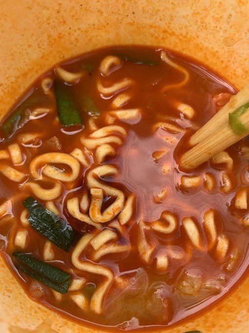 スープの色がさらに赤くなる